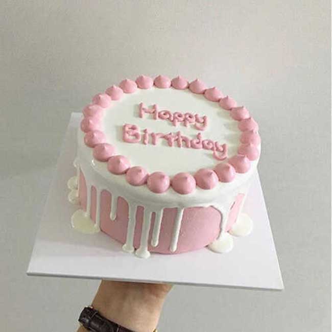 Bánh sinh nhật màu hồng đơn giản