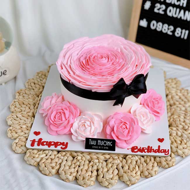 Bánh sinh nhật màu hồng hình hoa 2