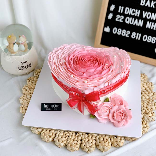 Bánh sinh nhật màu hồng hình hoa