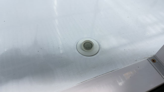 Lỗ tho&aacute;t nước tủ m&aacute;t